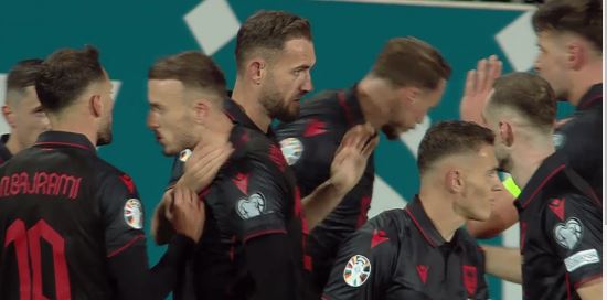 Mbyllet pjesa e parë/ Shqipëria 45 minuta larg kualifikimit