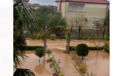 VIDEO/ Del nga shtrati “Përroi i Thatë”, përmbysen rrugët dhe banesat në Malësi të Madhe e Koplik