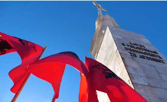 Veliaj uron 111-vjetorin e Pavarësisë me një video: Flamujt që valëviten sot na tregojnë sa të bekuar jemi që jetojmë në këto toka