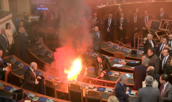 Kaosi në parlament, përjashtohen nga Kuvendi 4 deputetë demokratë