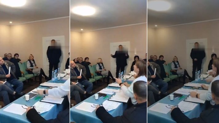 VIDEO/ Burri hyn brenda në mbledhje në një komunë në Ukrainë dhe hedh dy granata dore
