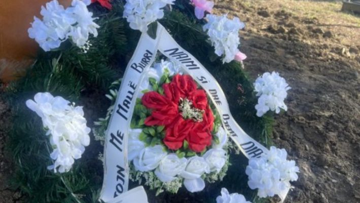 Porositi vrasjen dhe i shkoi në varrim, kurora me lule që i la Murseli bashkëshortes: Të kujtojmë me mall