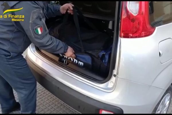 Qeni i policisë i “bën gropën” shqiptarit në Itali, i zbulon hashashin në makinë