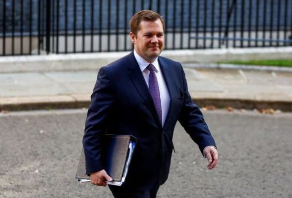 Dërgimi i emigrantëve nga Anglia në Ruanda, ministri britanik jep dorëheqjen