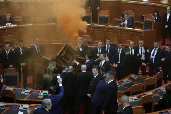 Opozita nuk i ndahet kaosit, flakë e tym në Parlament, deputetët e “Rithemelimit” bllokojnë seancën