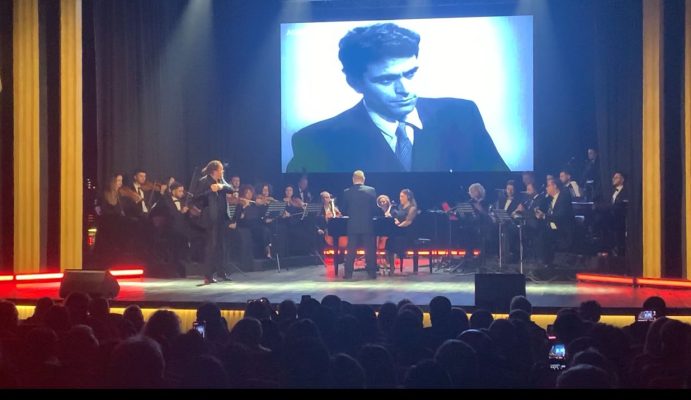Mirënjohje për Dhimitër Anagnostin në Vlorë, aktorët vlerësojnë punën e regjisorit të njohur