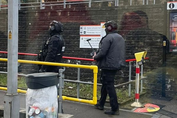 Sulm me thikë në një shkollë të Uellsit, një i plagosur, policia rrethon zonën