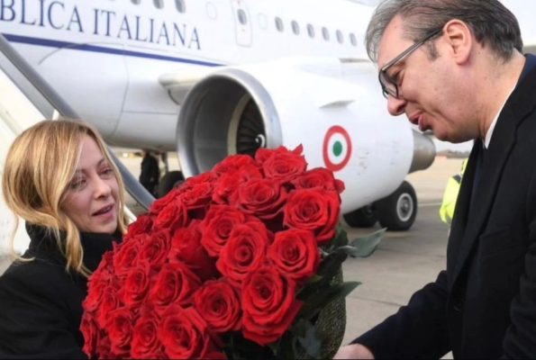 FOTO-LAJM/ Vuçiç pret Melonin në aeroport, i dhuron një buqetë me trëndafila të kuq