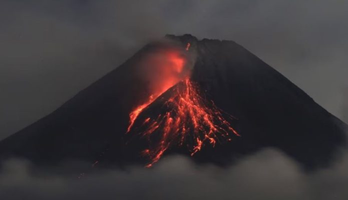 11 alpinistë të vdekur dhe dhjetëra të zhdukur pas shpërthimit të vullkanit në Indonezi