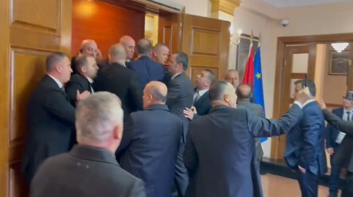 VIDEO- Sot seanca plenare/ Deputetët e opozitës përplasen me Gardën, nuk lejohen të hyjnë në Kuvend