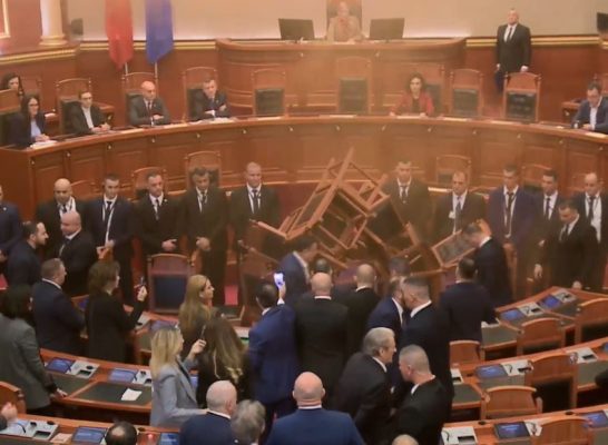 LIVE- Nis Kuvendi/ Opozita ndez flakadanët, tenton të ndërpresë seancën