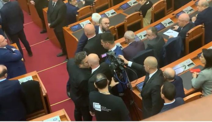 Çfarë nuk u pa nga Kuvendi/ Paloka tenton të dhunojë deputetin e PS (VIDEO)
