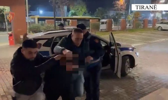 Përndiqte prej muajsh një vajzë, arrestohet 27-vjeçari në Tiranë, policia i sekuestron municione luftarake në banesë