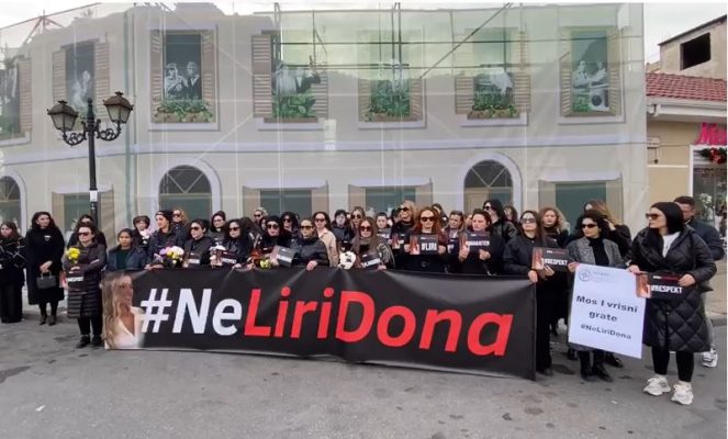 “E duam jetën”, gra dhe vajza në Shkodër i bashkohen protestës për Liridona Ademajn (VIDEO)