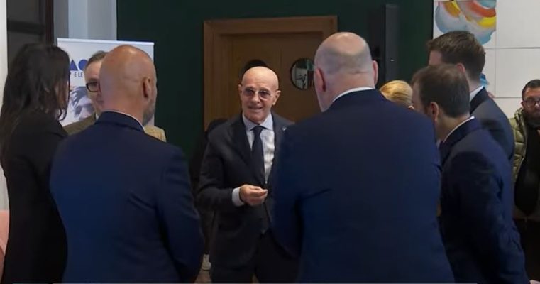 Sacci: Itali-Shqiperi e vështirë/ Trajneri legjendar vjen në Tiranë në ekspozitën e Paolo Rossit