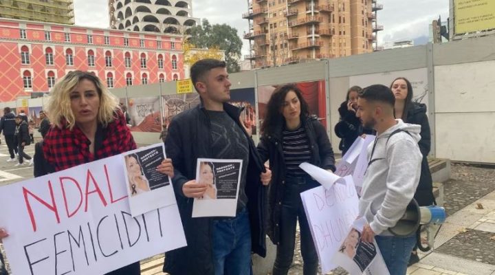 Me fotot e Liridonës në duar, qytetarët protestojnë para ambasadës së Kosovës në Tiranë