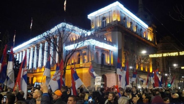 Zgjedhjet në Serbi/ Opozita protesta në shesh: Mos na vidhni fitoren në Beograd