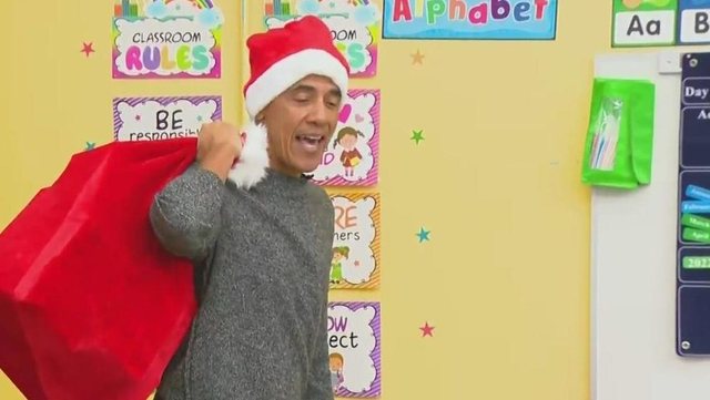 “Babagjyshi” Barack Obama, ish-Presidenti amerikan surprizon fëmijët me dhurata (VIDEO)
