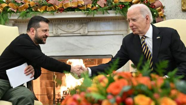 Zelensky takon Biden, Presidenti i SHBA: “Dhuratë Krishtlindjeje” për Putinin mosmiratimi i ndihmës ushtarake