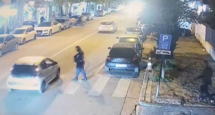 VIDEO/ Po kalonte në vijat e bardha, momenti kur makina përplas efektivin në Durrës