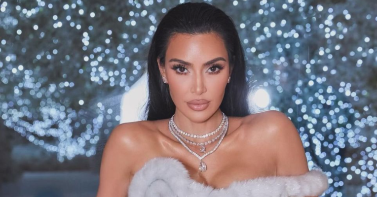 Kim Kardashian flet për psoriazën dhe tregon shenjat në trupin e saj: Është shumë e dhimbshme
