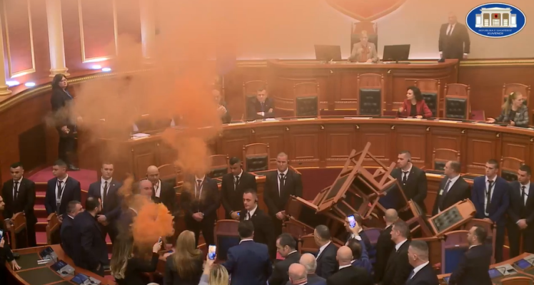 Kaosi në Parlament, përjashtohen për 10 ditë nga Kuvendi Berisha dhe 5 deputetët e tjerë
