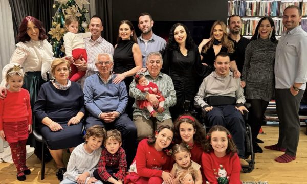 Me portretin e veçantë familjar, Vjosa Osmani uron Vitin e Ri: Gëzuar!