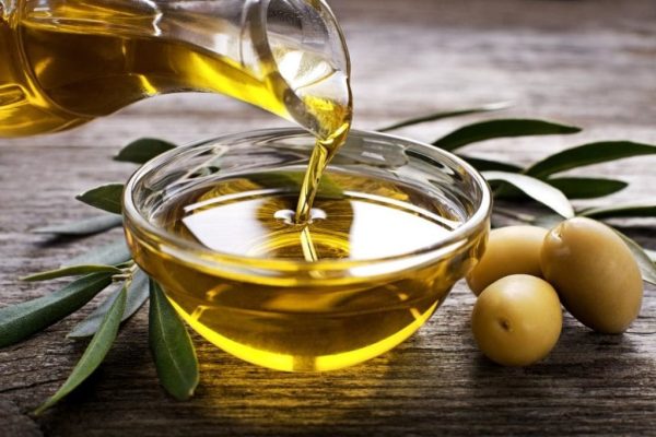 Si të dalloni vajin e ullirit të falsifikuar, aroma dhe shija që bëjnë diferencën