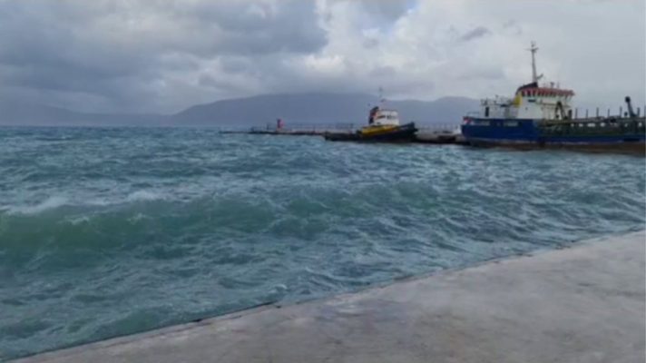 Dallgë deri në 2.5 metër, pezullohet lundrimi i anijeve të transportit dhe peshkarexhave në Vlorë