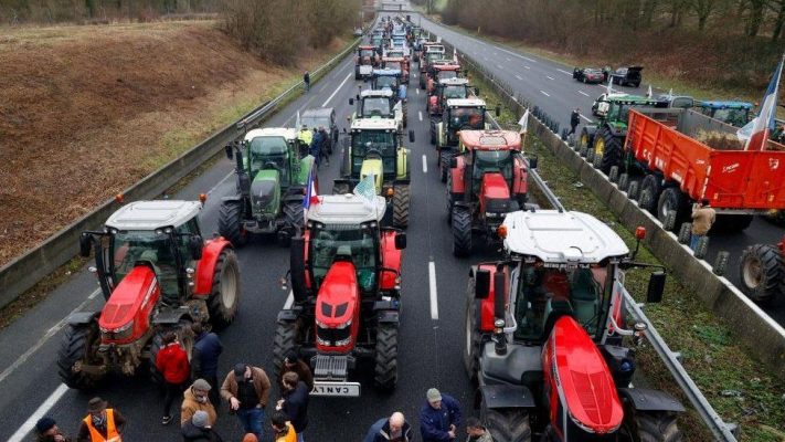 Banorët e Parisit “të rethuar”, fermerët bllokojnë hyrje-daljet me traktorë
