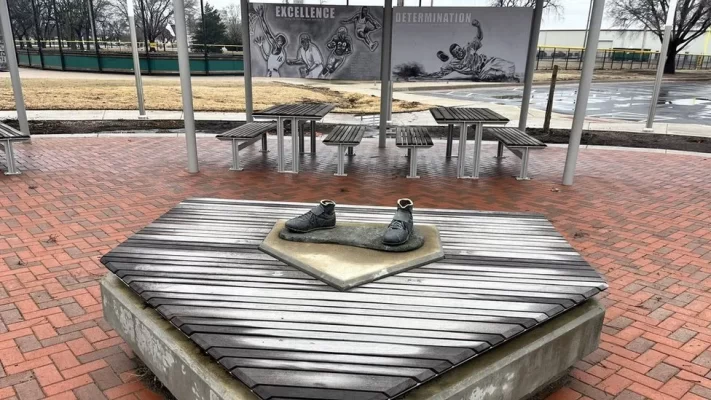 Vidhet statuja e ikonës së bejsbollit Jackie Robinson, policia ofron shpërblim për gjetjen e autorëve Vidhet statuja e ikonës së bejsbollit Jackie Robinson, policia ofron shpërblim për gjetjen e autorëve