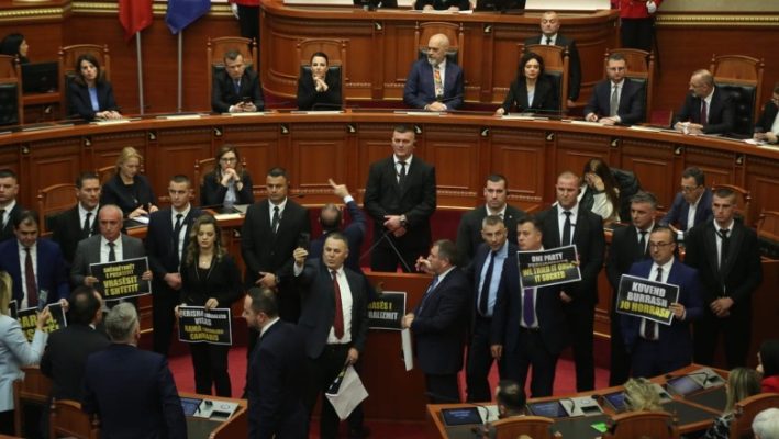 Demokratët sot protestojnë para Parlamentit, deputetët e opozitës do të bllokojnë seancën plenare