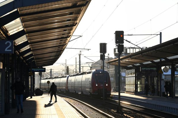 Ra në shinat e trenit me karrigen me rrota, shpëton për mrekulli e moshuara Ra në shinat e trenit me karrigen me rrota, shpëton për mrekulli e moshuara