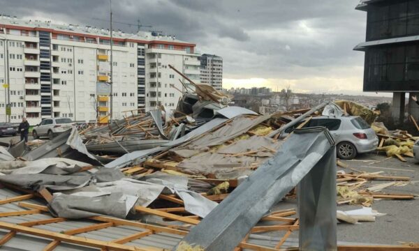 Bie çati e Komunës së Prishtinës, një e lënduar