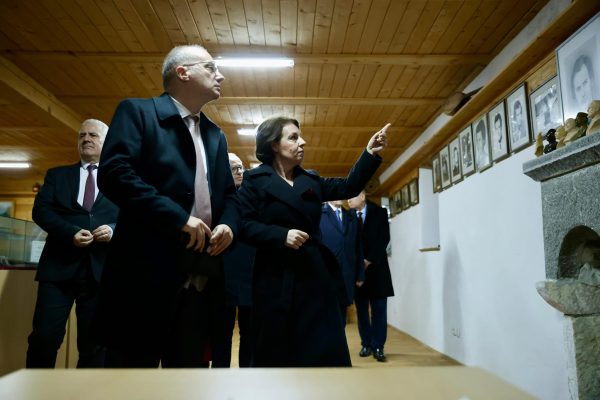 FOTOLAJM/ Dhanë jetën për lirinë e Kosovës, ministri Hasani vizitë në kullën e heronjve “Gërvalla”