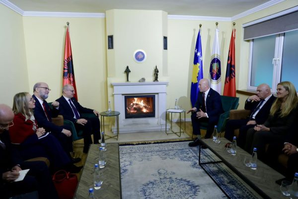 Ministri Hasani takon drejtuesit dhe përfaqësuesit e partive politike në Kosovë: Vazhdojmë angazhimin në promovimin e rolit të shqiptarëve