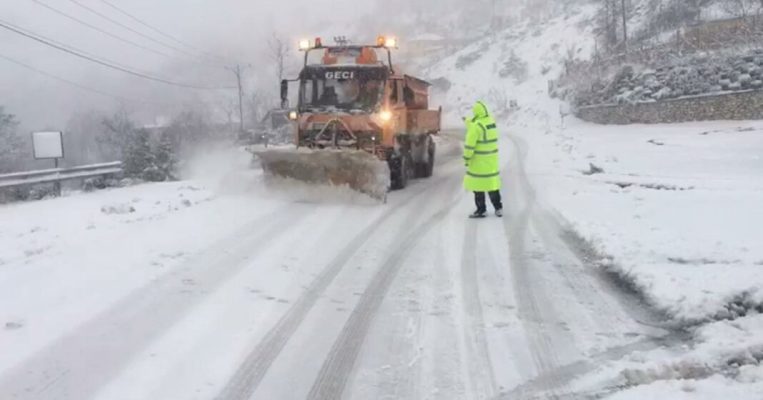 Moti i keq në vend, dy aksidente në Rrugën e Arbrit, një person i plagosur rëndë