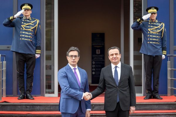Pendarovski viziton Prishtinën, Presidenti i Maqedonisë së Veriut takohet me Osmanin dhe Kurtin