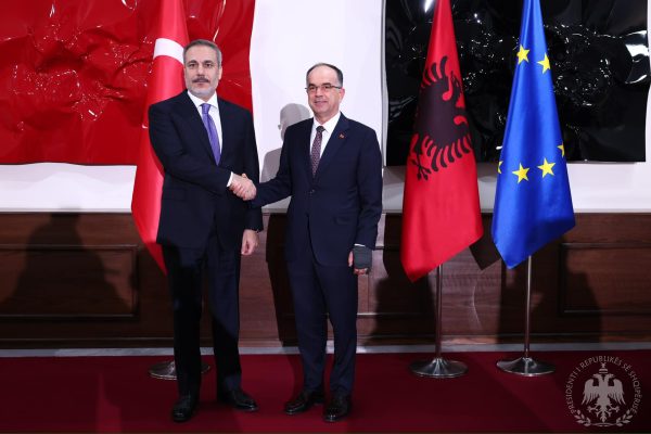 Ministri Fidan në Tiranë, Presidenti Begaj: Marrëdhëniet shqiptaro-turke të një rëndësie strategjike