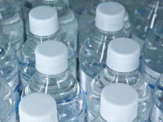Studimi alarmant, uji i ambalazhuar përmban qindra mijëra grimca plastike Studimi alarmant, uji i ambalazhuar përmban qindra mijëra grimca plastike