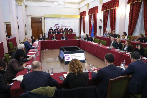 Përfundon mbledhja e grupit të PS, zbardhen porositë e Çuçit për deputetët Përfundon mbledhja e grupit të PS, zbardhen porositë e Çuçit për deputetët