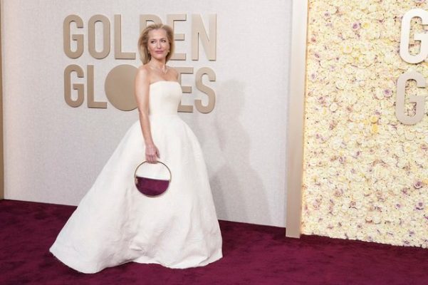“Vagina” të qëndisura në fustan, pse veshja e Gillian Anderson tronditi tapetin e kuq të Golden Globes “Vagina” të qëndisura në fustan, pse veshja e Gillian Anderson tronditi tapetin e kuq të Golden Globes