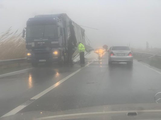 PAMJET/ Stuhi e fortë në Lezhë, kamioni rrezikon përmbysjen në rrugë