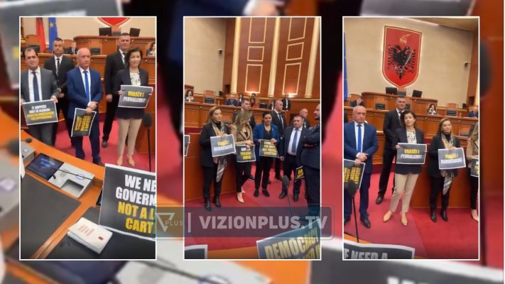 “Vrasës i pluralizmit”, me pankarta në duar, opozita proteston para nisjes së seancës plenare