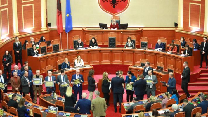 VIDEO/ Opozita vijon skenarin, nis mes zhurmës dhe kaosit seanca plenare: Largo Gardën!