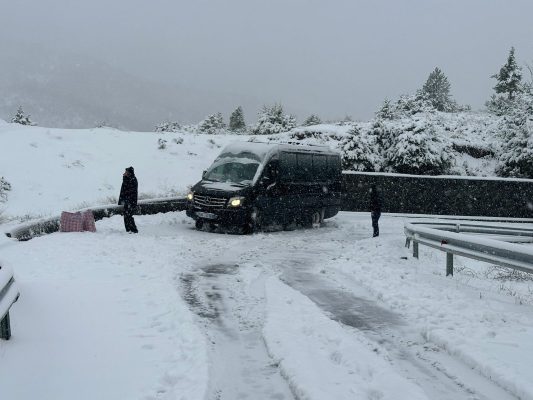 Moti i keq përfshin vendin, probleme me energjinë elektrike në disa fshatra të Mirditës, trashësia e borës arrin në 15 cm