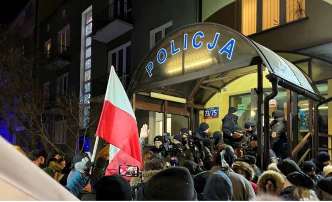Arrestimi i ish-zyrtarëve të qeverisë thellon krizën politike në Poloni Arrestimi i ish-zyrtarëve të qeverisë thellon krizën politike në Poloni