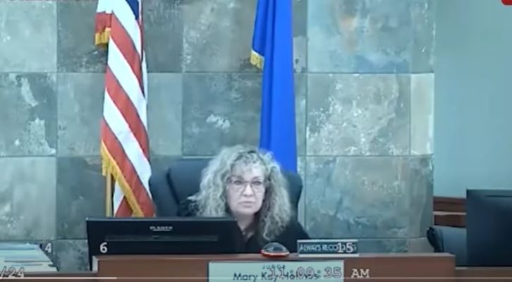 Video/ Krimineli sulmon gjyqtaren në seancë pasi i mohoi lirinë me kusht