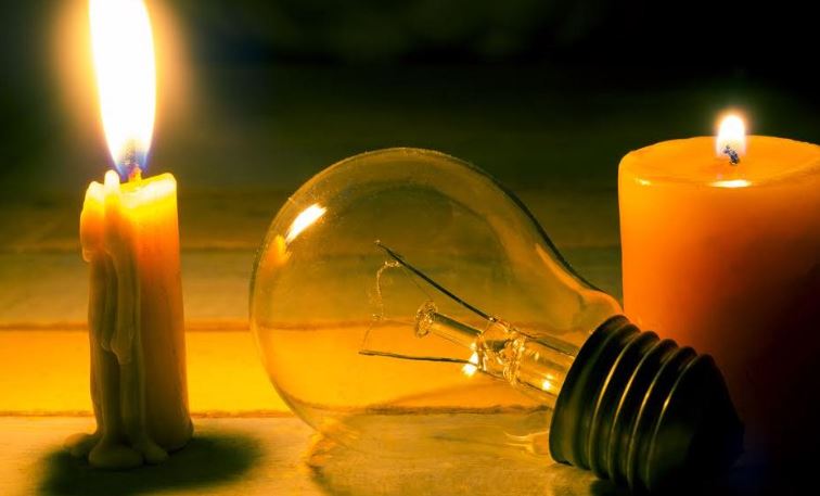 Disa fshatra në Pogradec në terr  një defekt në rrjet i lë pa energji elektrike