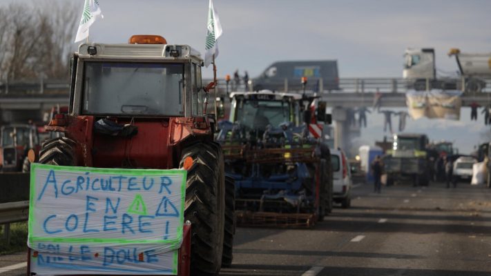 Fermerët francezë arrijnë fitoren e parë, por paralajmërojnë të tjera protesta